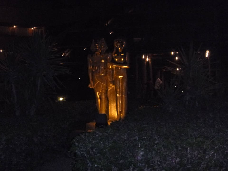 Hotelzufahrt bei Nacht Pharaoh Azur Resort