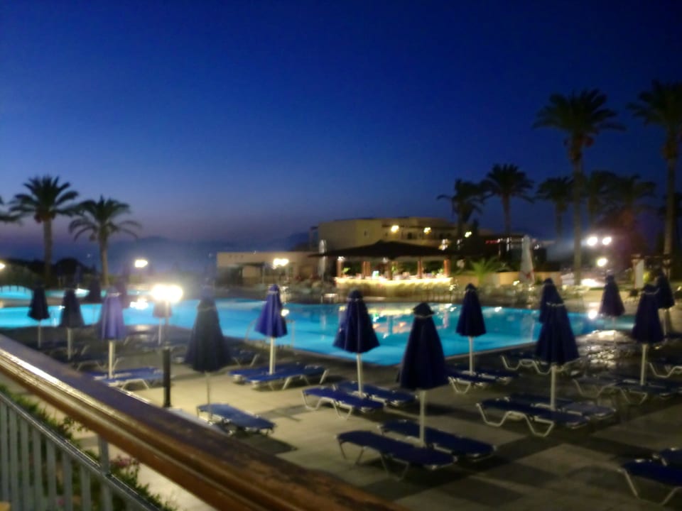 Blick auf Pool/Poolbar beim Abendessen  Hotel Horizon Beach Resort