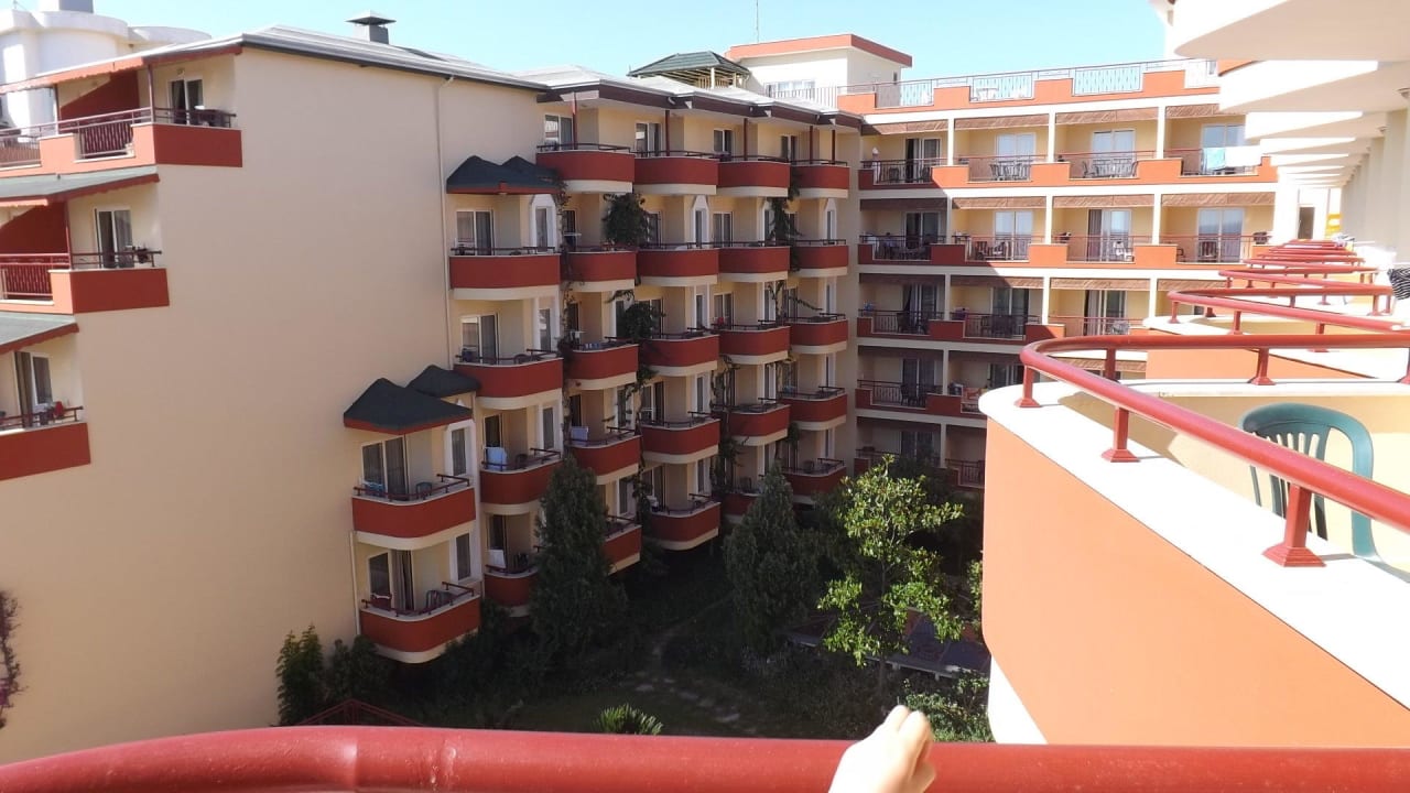 Вид на отель из номера  Holiday Park Resort