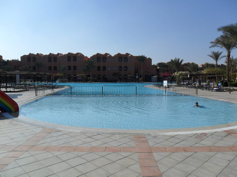 Unser Blick von der Liege auf den Pool Jaz Makadi Oasis Resort