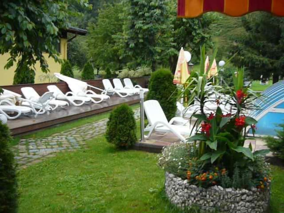 De tuin van Victoria met buitenzwembad Hotel Victoria