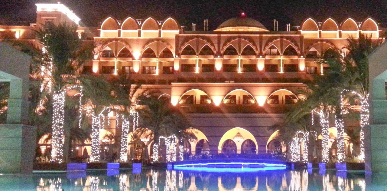 Hotel vom Strand in der Nacht Jumeirah Zabeel Saray