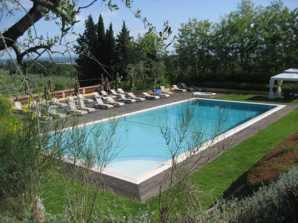 Blick auf die Poolanlage Hotel Borgo La Torre