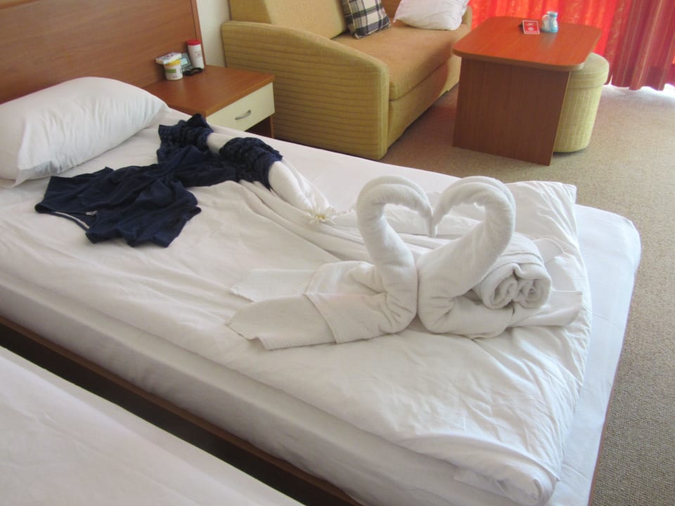 Ausschnitt vom Zimmer & Herzchen vom Zimmerservice Hotel Bilyana Beach