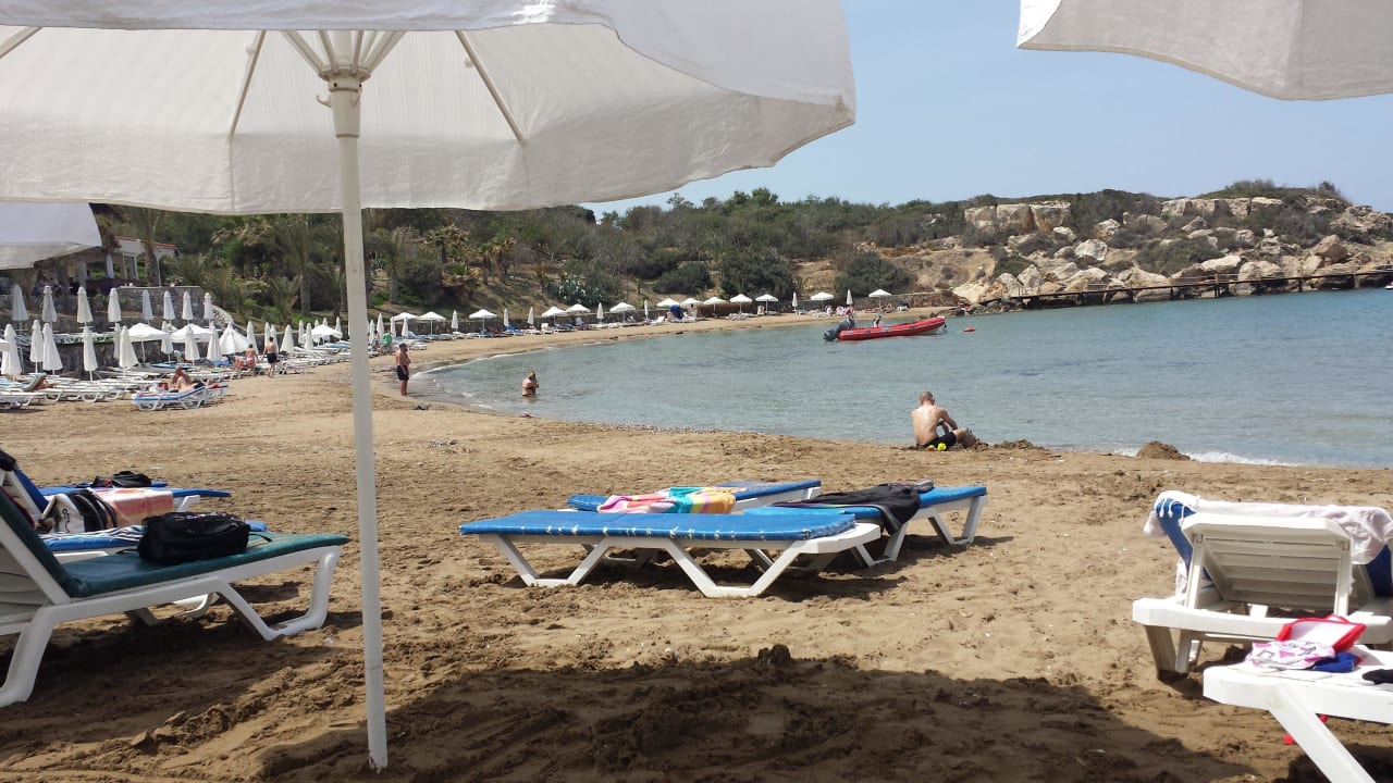 Feinster Sand und seichtes Wasser Riverside Garden Resort