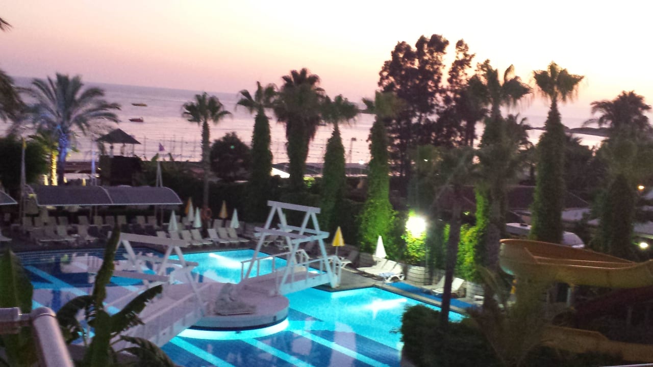 Pool am Abends Sealife Buket Resort & Beach