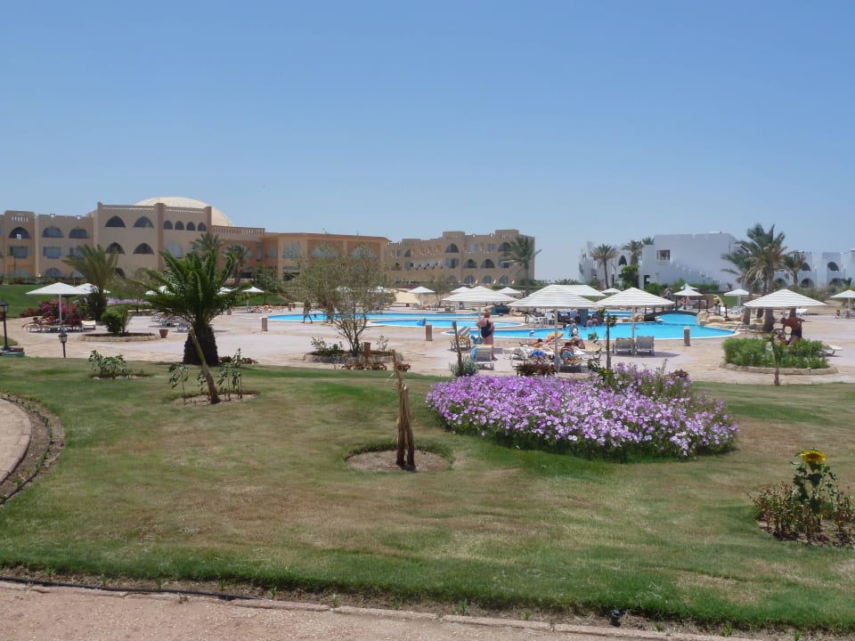 Hauptgebäude und Poolanlage Three Corners Equinox Beach Resort