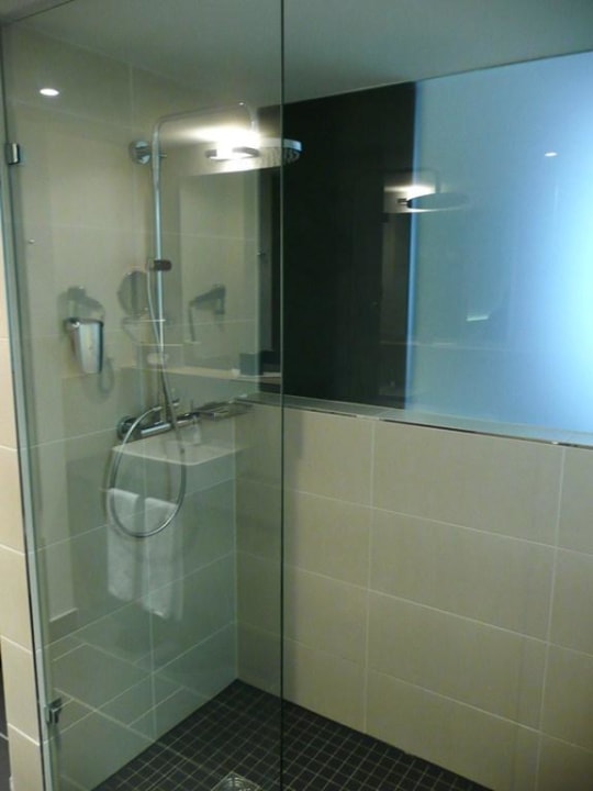 Bad mit Regendusche INNSiDE by Meliá Berlin Mitte