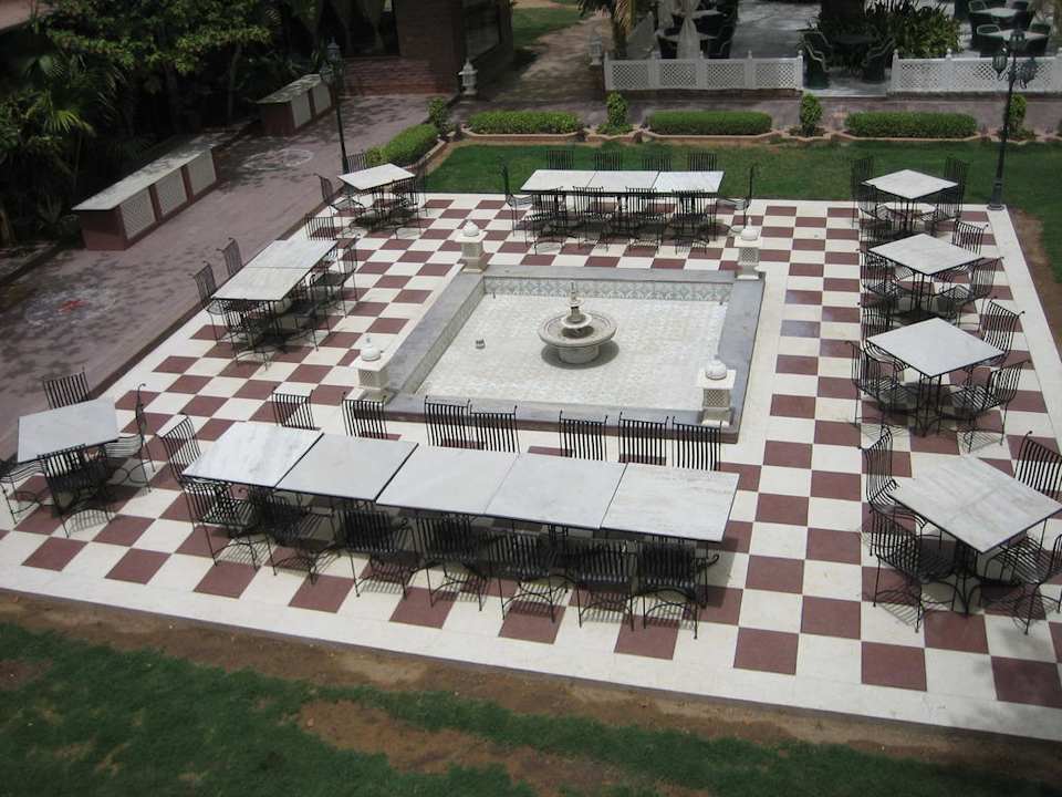 Blick in die Gartenanlage Hotel Ranbanka Palace