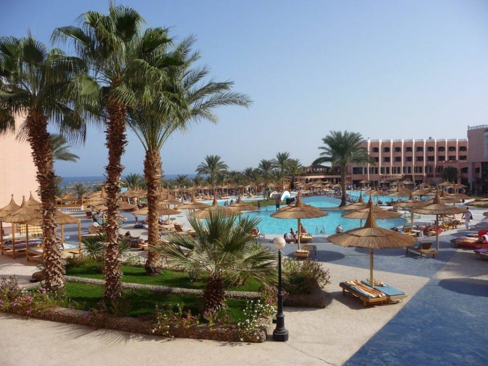 Hauptpool aus dem Haupthaus fotografiert Beach Albatros Resort