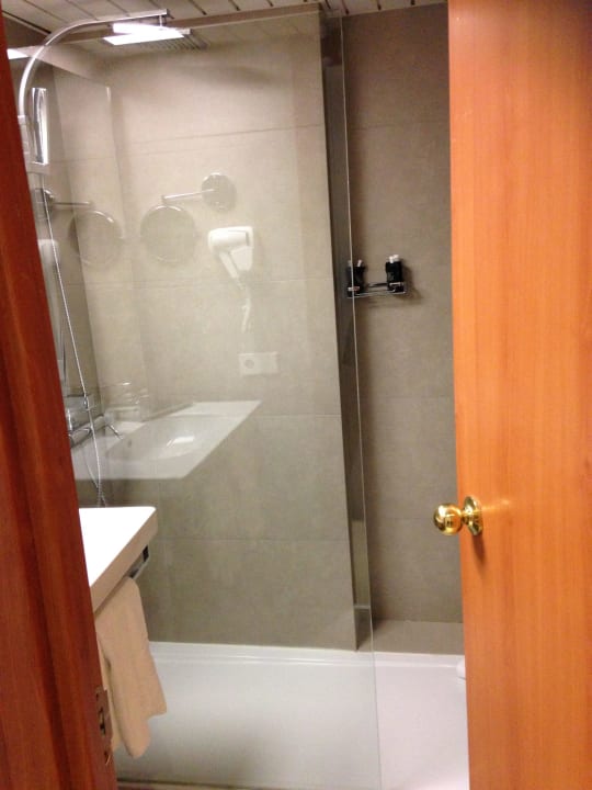 Bad mit Regendusche BG Hotel Caballero