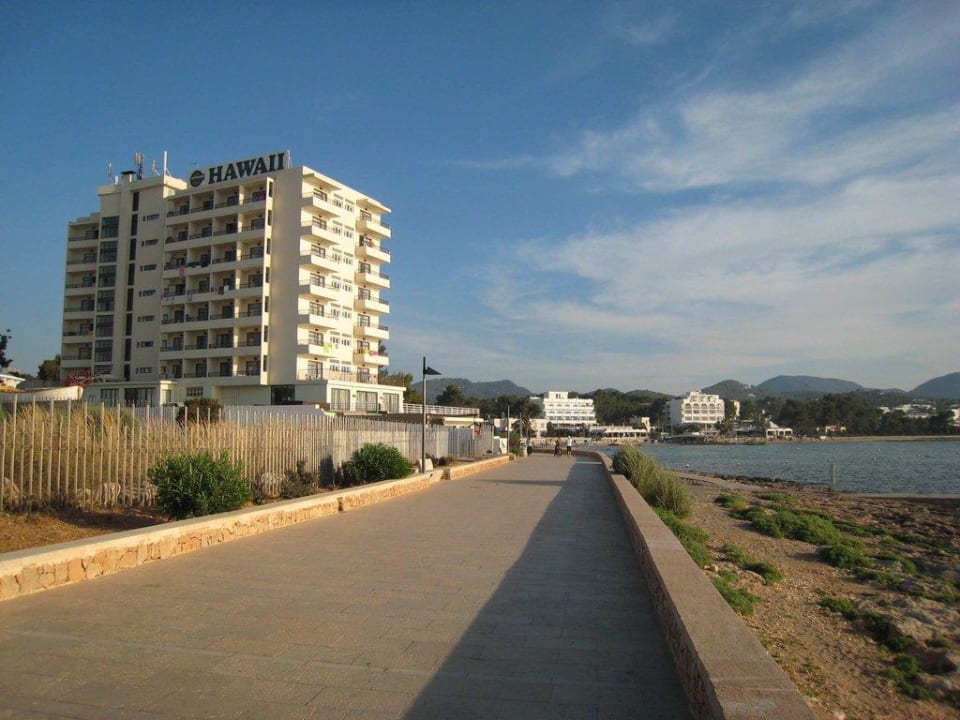 Strandpromenade mit Hotel NYX Hotel Ibiza - adults only