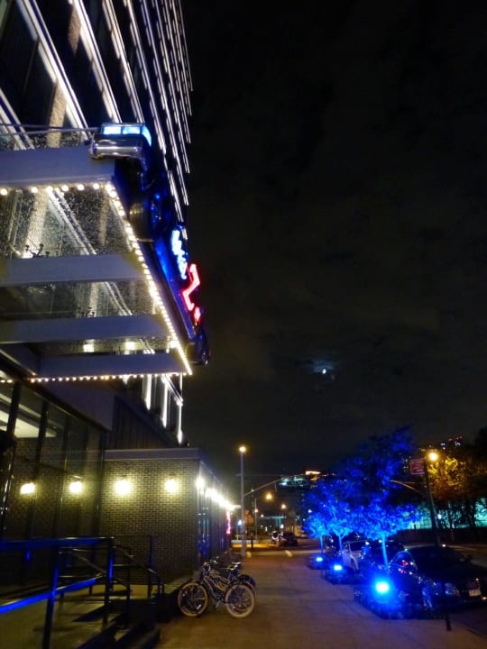 "Hoteleingang bei Nacht" Z Hotel NYC (Long Island City) • HolidayCheck (Bundesstaat New York USA)