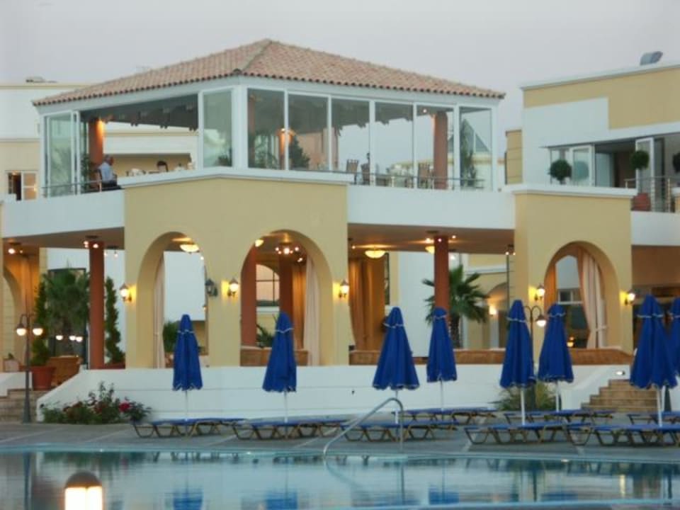 Blick auf Pool und Restaurant für Tagungsteilnehmer im Hotel Neptune Luxury Resort