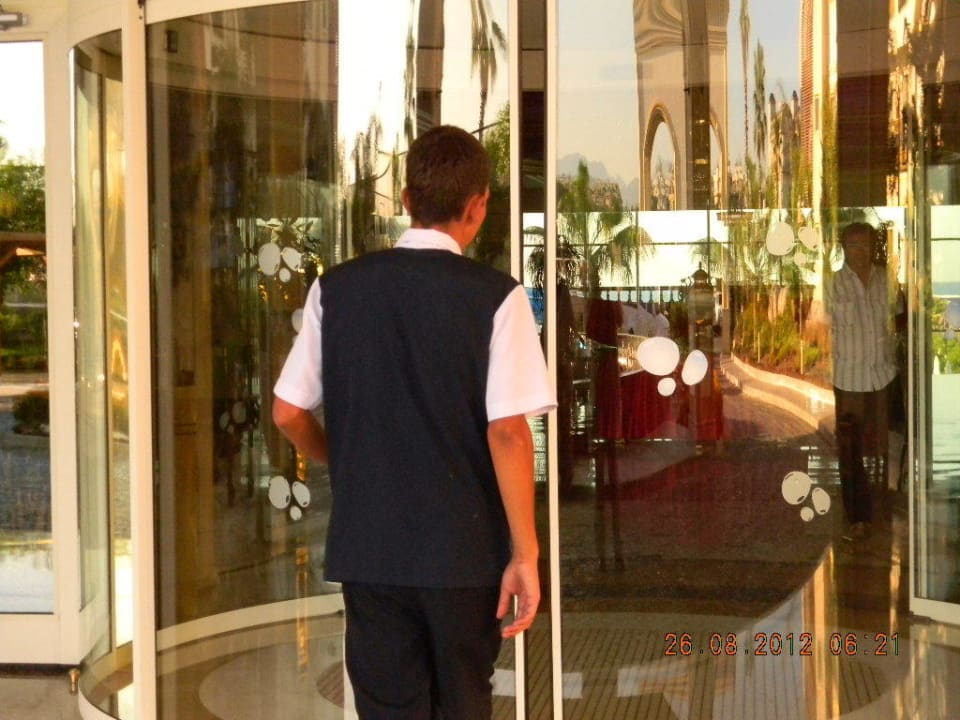 The clean entrance of the hotel Diamond Excellence Resort & Spa