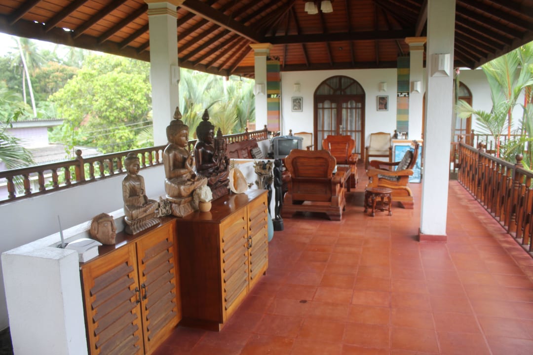 Kleiner Aufenthaltsbereich mit Bücherregal Hotel Bentota Village