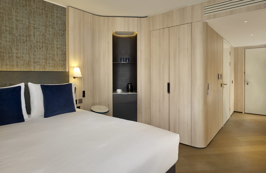Zimmer The Westminster London, Curio Collection by Hilton