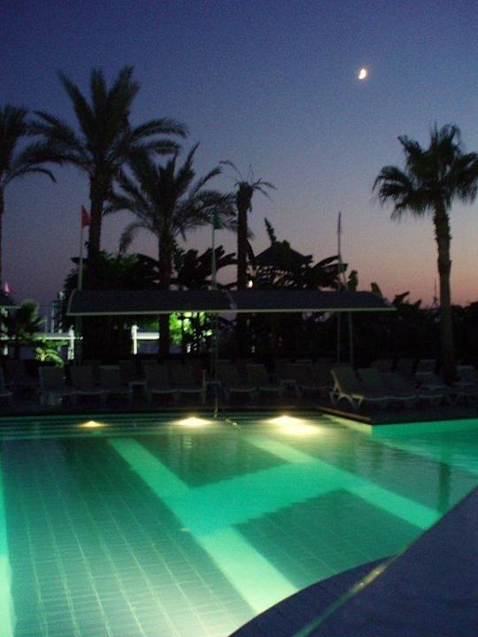 Poolaufnahme bei Nacht Sealife Buket Resort & Beach