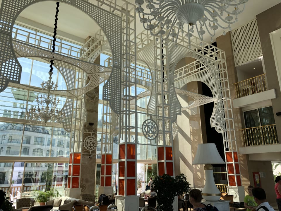 Lobby Well Palace Side