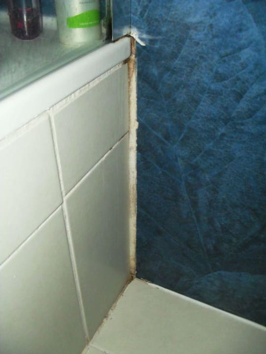 Nicht sehr appetitliche Fuge bei der Badewanne Alia Palace