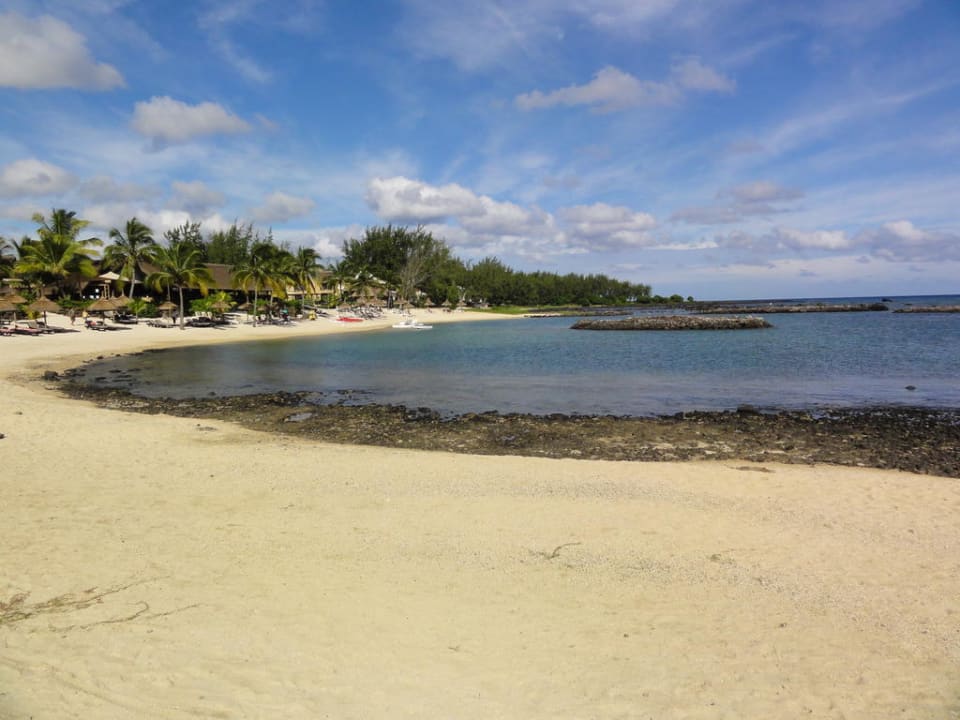 Netter Strand aber nicht wirklich zum Baden Veranda Pointe aux Biches Hotel