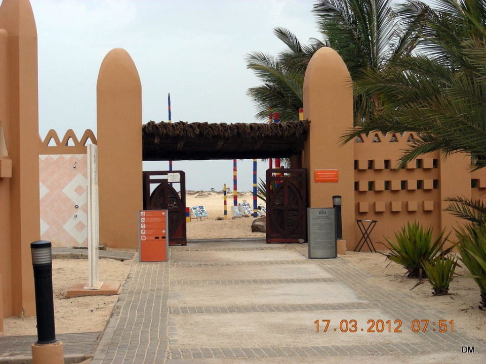 Tor zum Strand, ab 19:00 Uhr ist es zu Hotel Riu Funana
