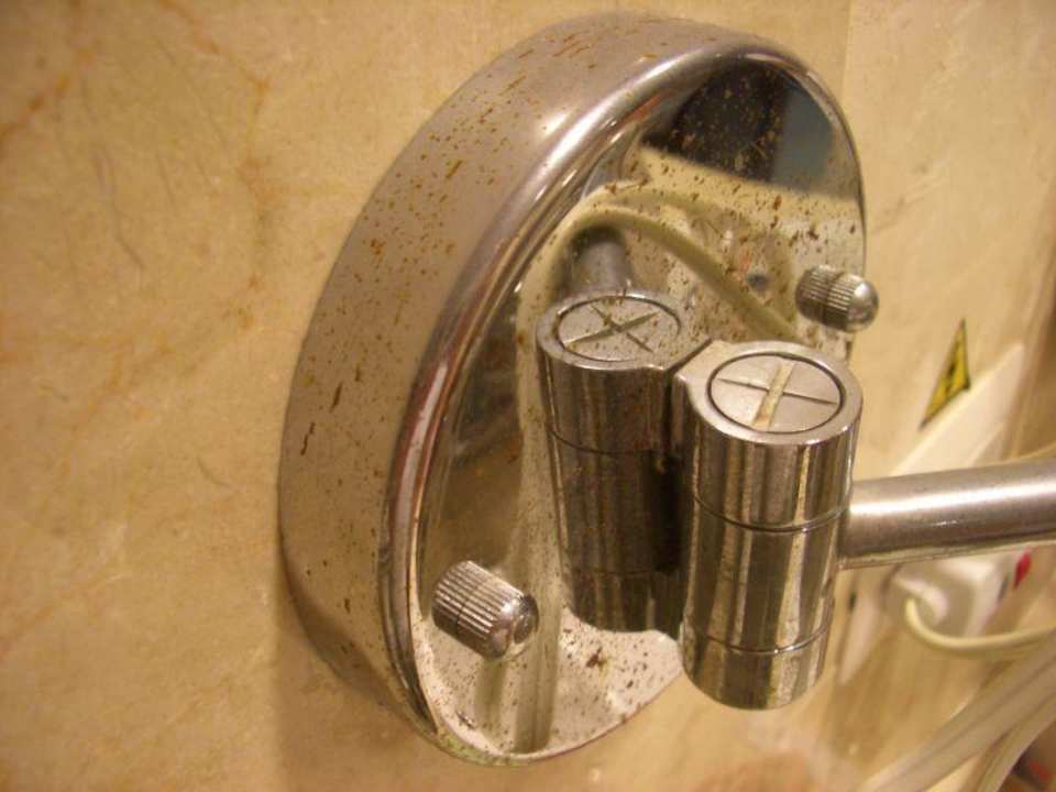 Verrostete Befestigung des Kosmetikspiegels Ocean Blue & Sand