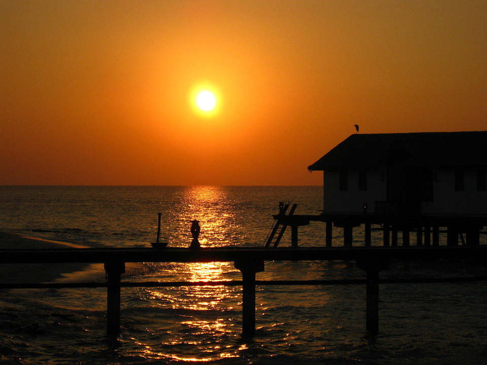 Abendstimmung Waterbungalows NH Collection Maldives Reethi Resort