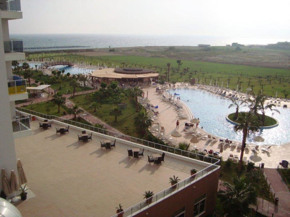 Pool und Meer von Terrasse aus Seaden Sea World Resort & Spa