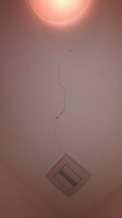 Risse an Decke im Badezimmer  Hotel an der Therme