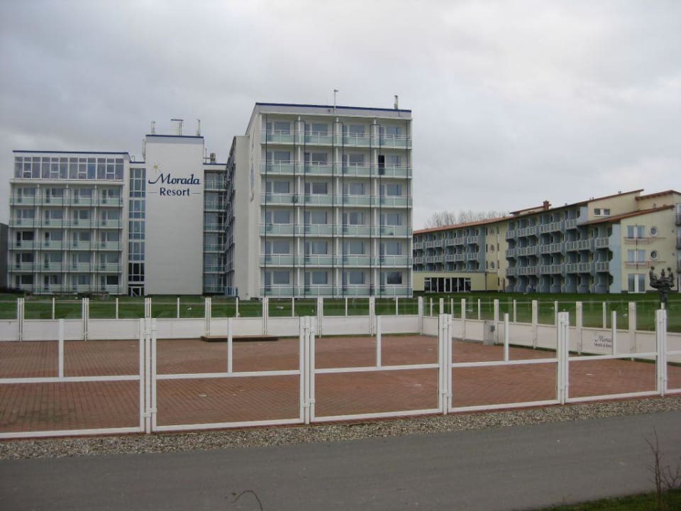 Blick auf das Hotel von der Strandpromenade aus Morada Resort Kühlungsborn