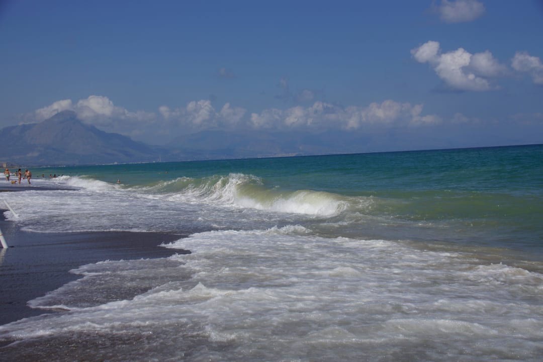 Hohe Wellen und Baden nicht erlaubt Hotel Costa Verde