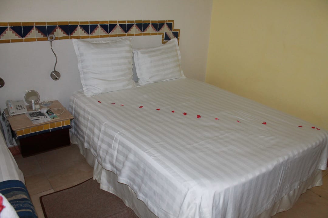 Flowers on the bed Viva Azteca by Wyndham - All Inclusive Resort