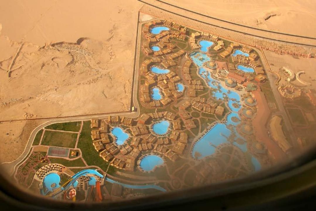 Von oben beim Anflug mit dem Flugzeug Pickalbatros Jungle Aqua Park Resort - Neverland Hurghada
