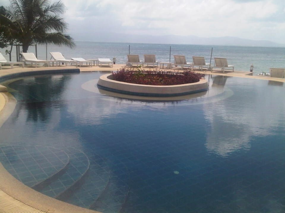 Swimming pool with sea view BURI BEACH Resort