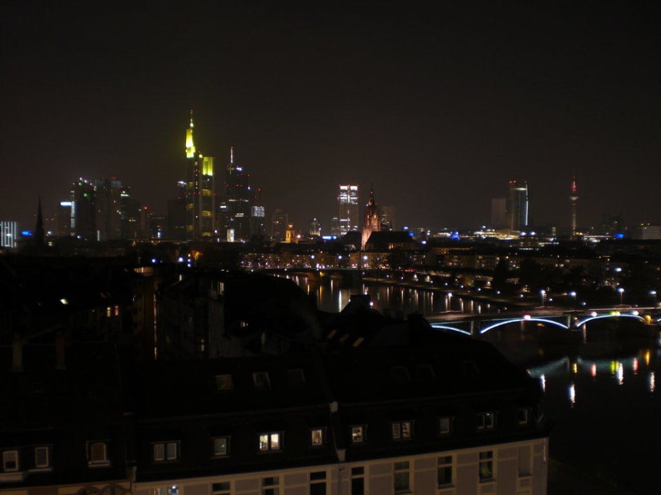 Blick vom Bett aus auf Skyline Lindner Hotel Frankfurt Main Plaza, part of JdV by Hyatt