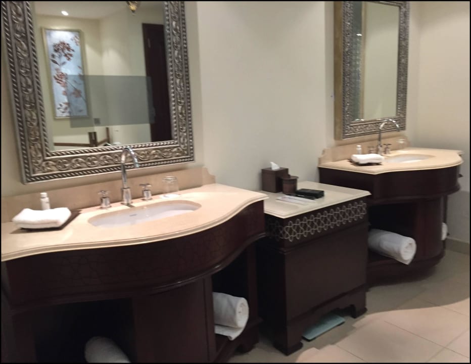 2 Waschtische Ajman Saray, a Luxury Collection Resort