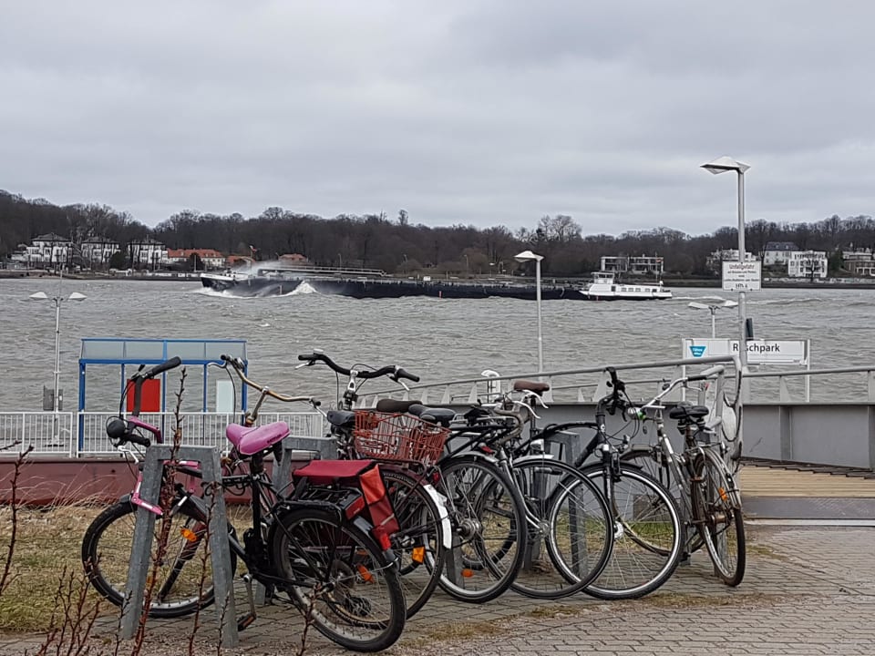 Fähranleger am Hotel elaya hotel hamburg finkenwerder