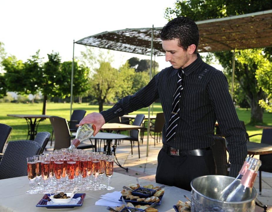 Apéro auf der Terrasse Hotel Le Mas de Guilles