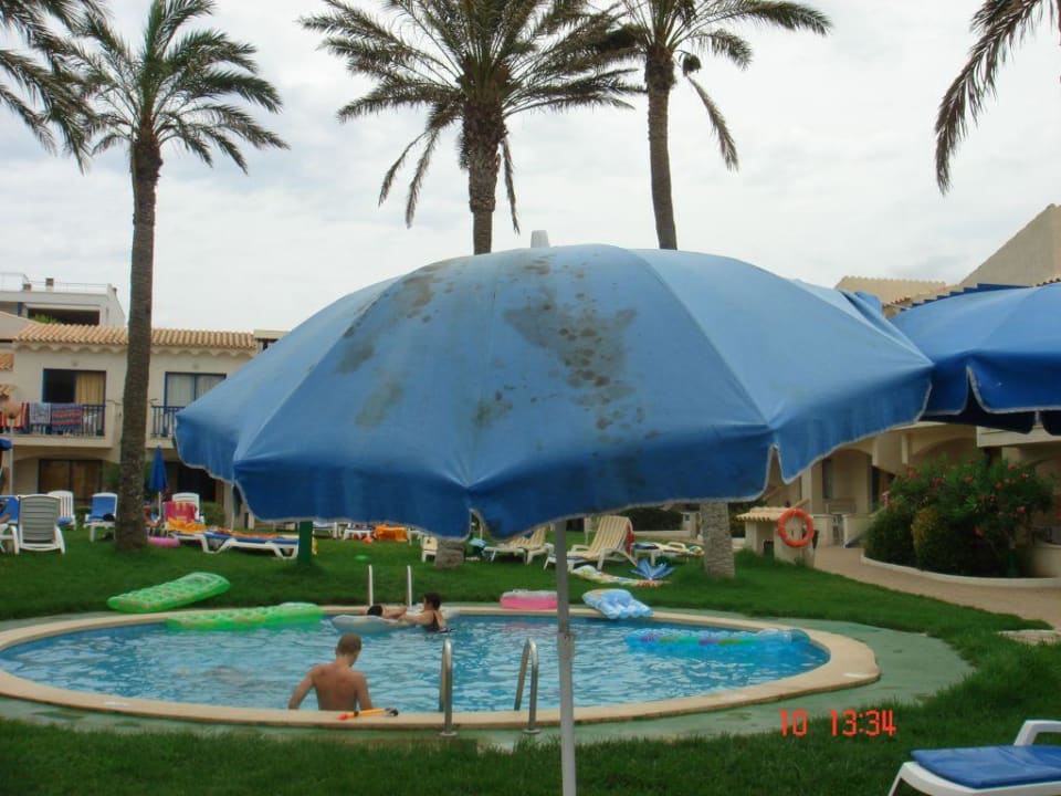 schmutziger und defekter Sonnenschirm Parque Nereida Suites Hotel