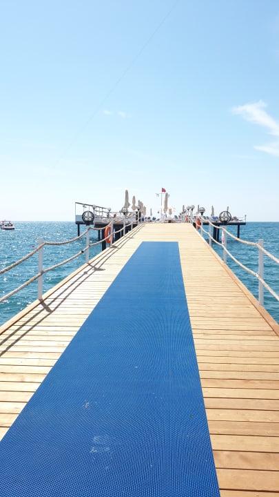 Strand Saturn Palace Resort Hotel