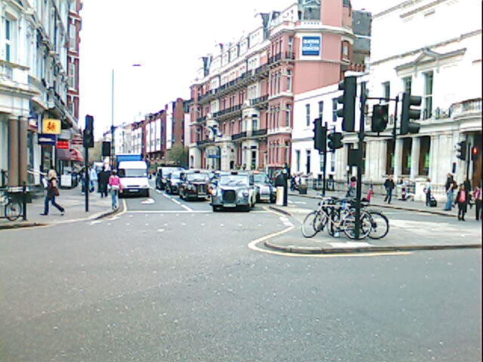 Ansicht direkt von der U-Bahnstation The Ampersand Hotel