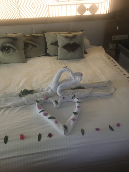 Fast jeden Tag schön dekorierte Betten Hotel Delphin Imperial