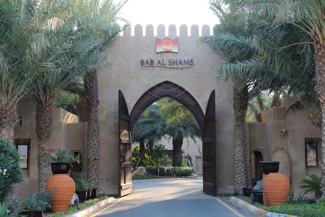 Einfahrt Hotel Bab Al Shams Desert Resort & Spa