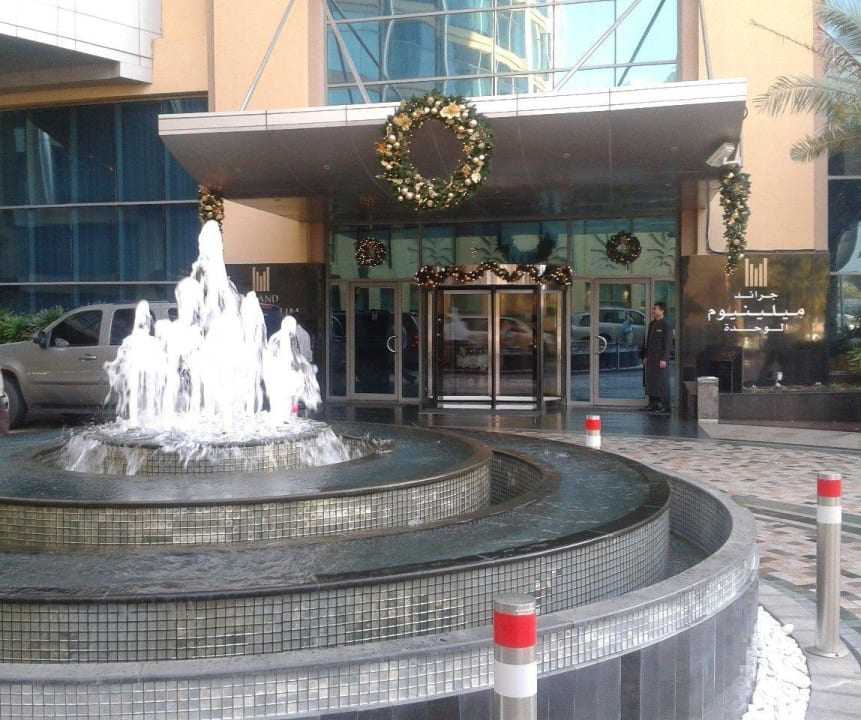 Eingangsbereich von außen - Brunnen Grand Millennium Al Wahda Abu Dhabi
