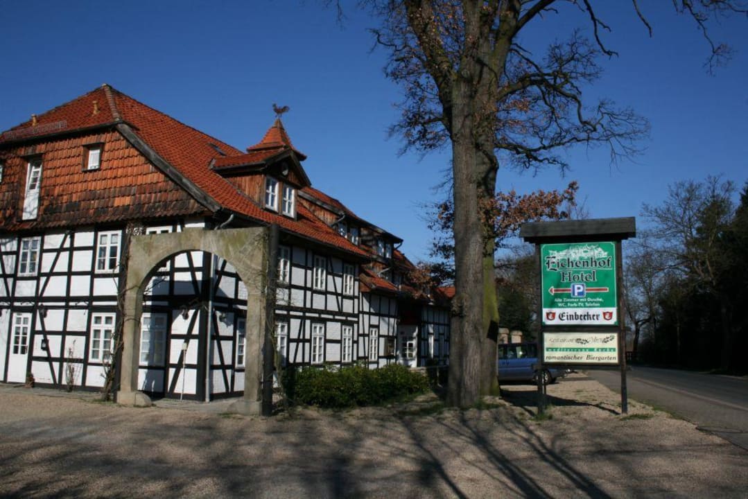 Front- und Seitenansicht Eichenhof Hotel und Seminarzentrum