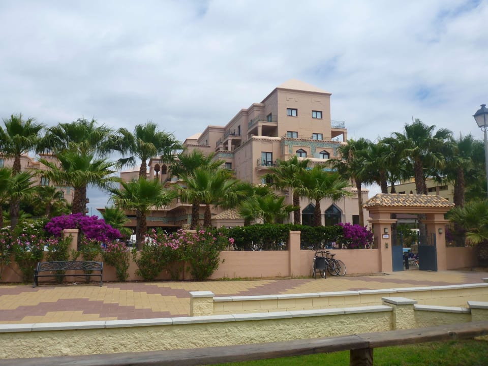 Widok na hotel ze strony plaży Playacanela Hotel