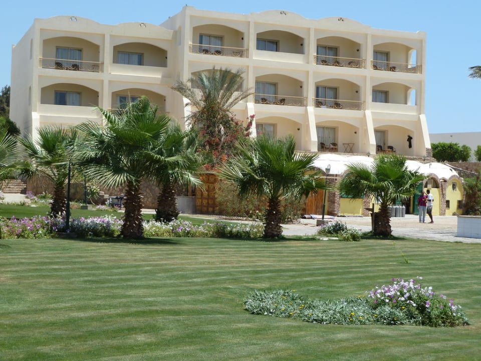 Gartenanlage vor der Tauchbasis Brayka Bay Resort