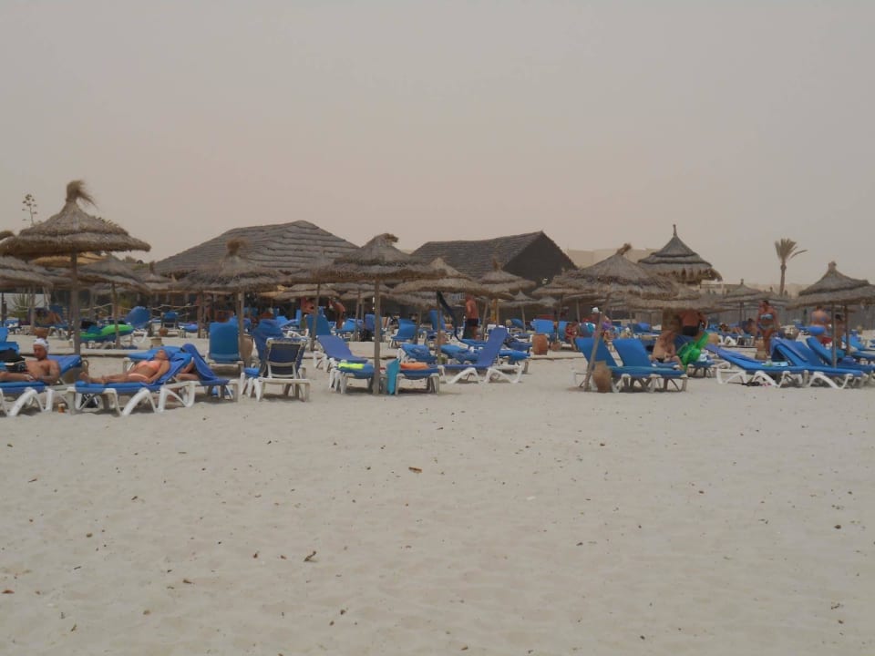 Strand während des Sahara Sturms Hotel Fiesta Beach Djerba