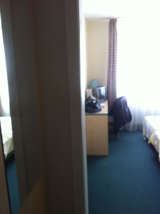 Zimmereingang, links: Badezimmer St.Joseph Hotel Hamburg St.Pauli Kiez Reeperbahn